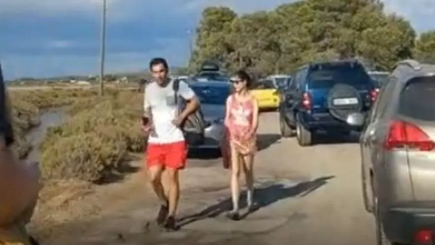 Masificación en la playa de es Trenc: Los visitantes convierten todo el camino de acceso en un gran aparcamiento