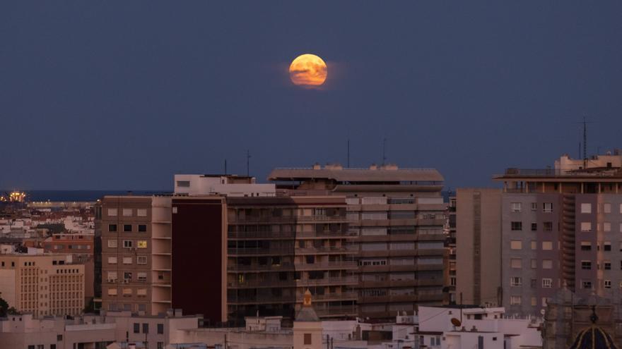 La Superluna azul vista desde el cielo de Valencia