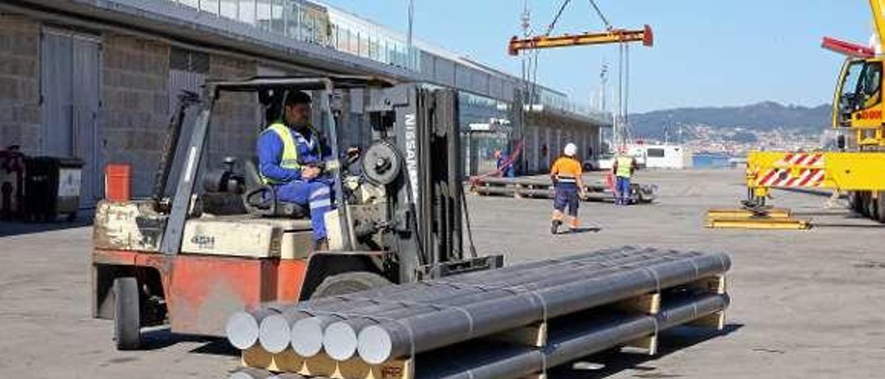 Descarga de aluminio al lado del Tinglado en Vigo. // Marta G. Brea