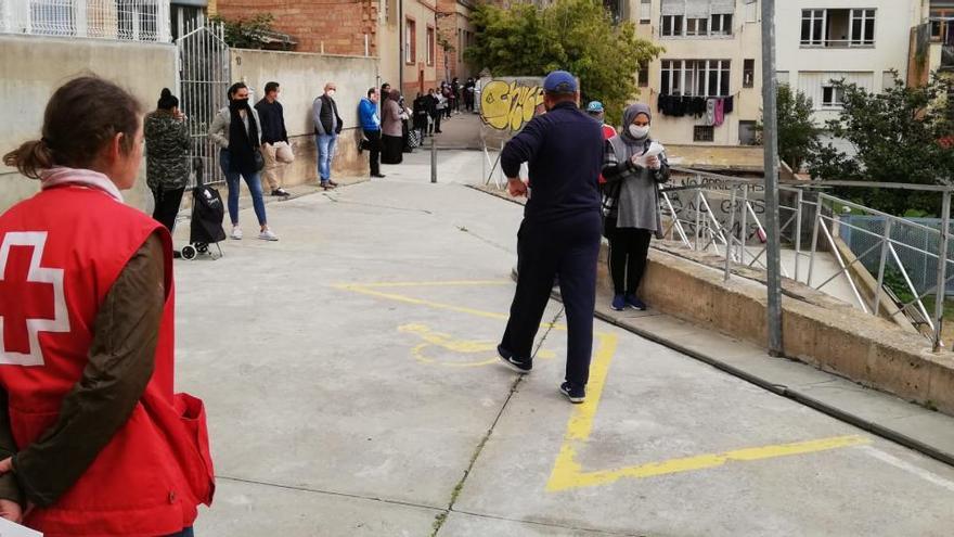 Cua per recollir les targetes moneder al centre cívic Selves i Carner, on té el local l&#039;AV Saldes-Plaça Catalunya