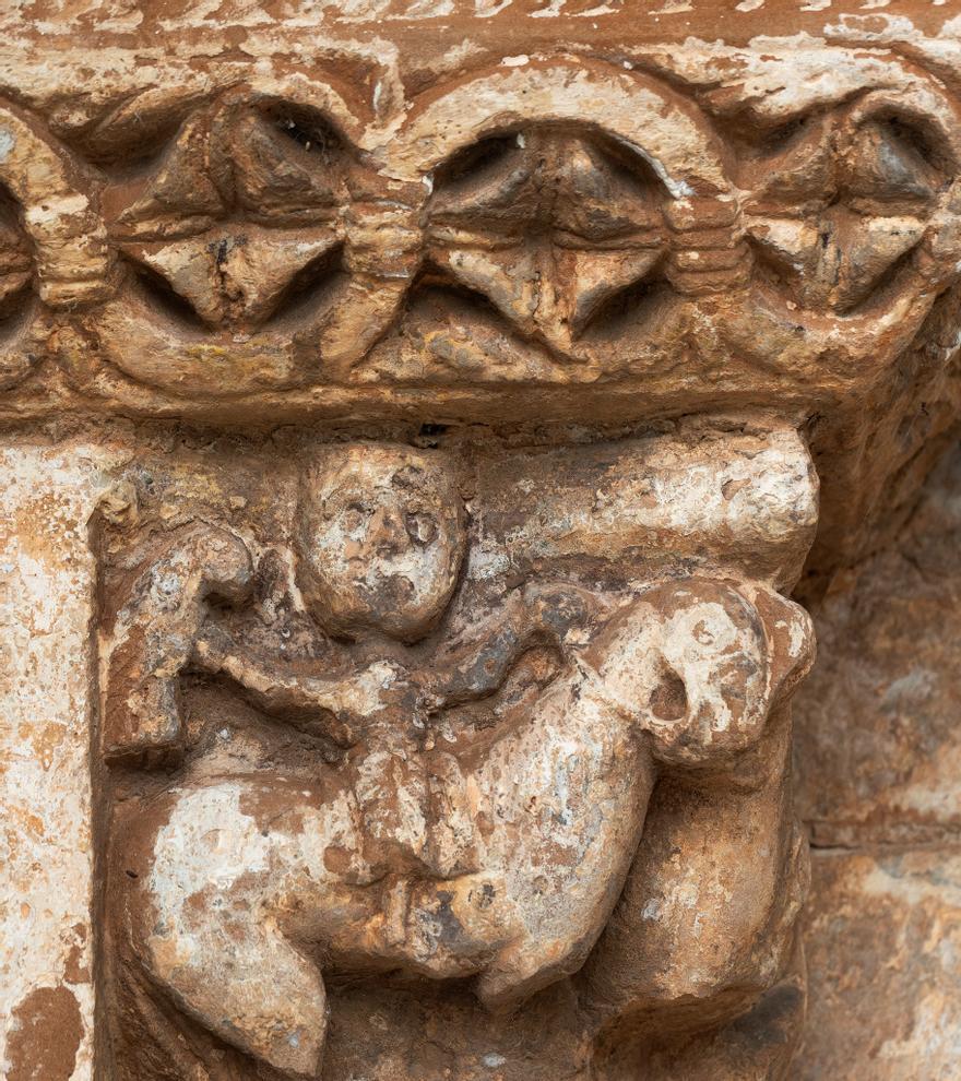 Detalle de uno de los capiteles de la iglesia