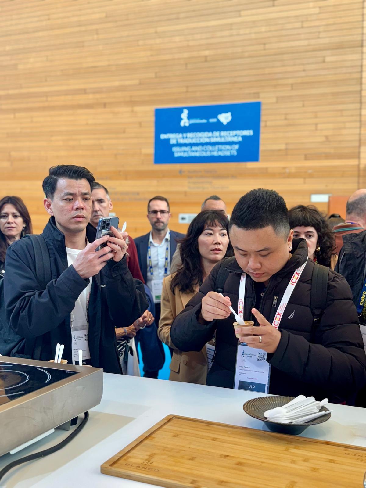 Ambiente en el stand de Asturias durante la degustación de las tapas del cocinero cangués.