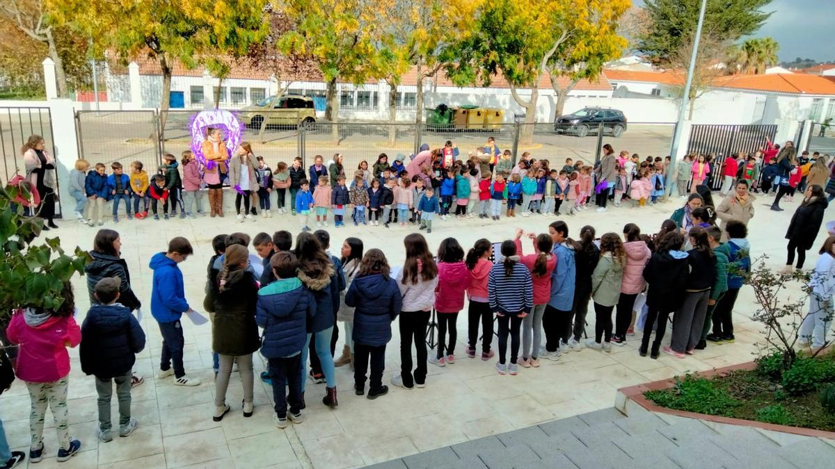 Concentración contra la violencia de género en los patios del colegio El Llano