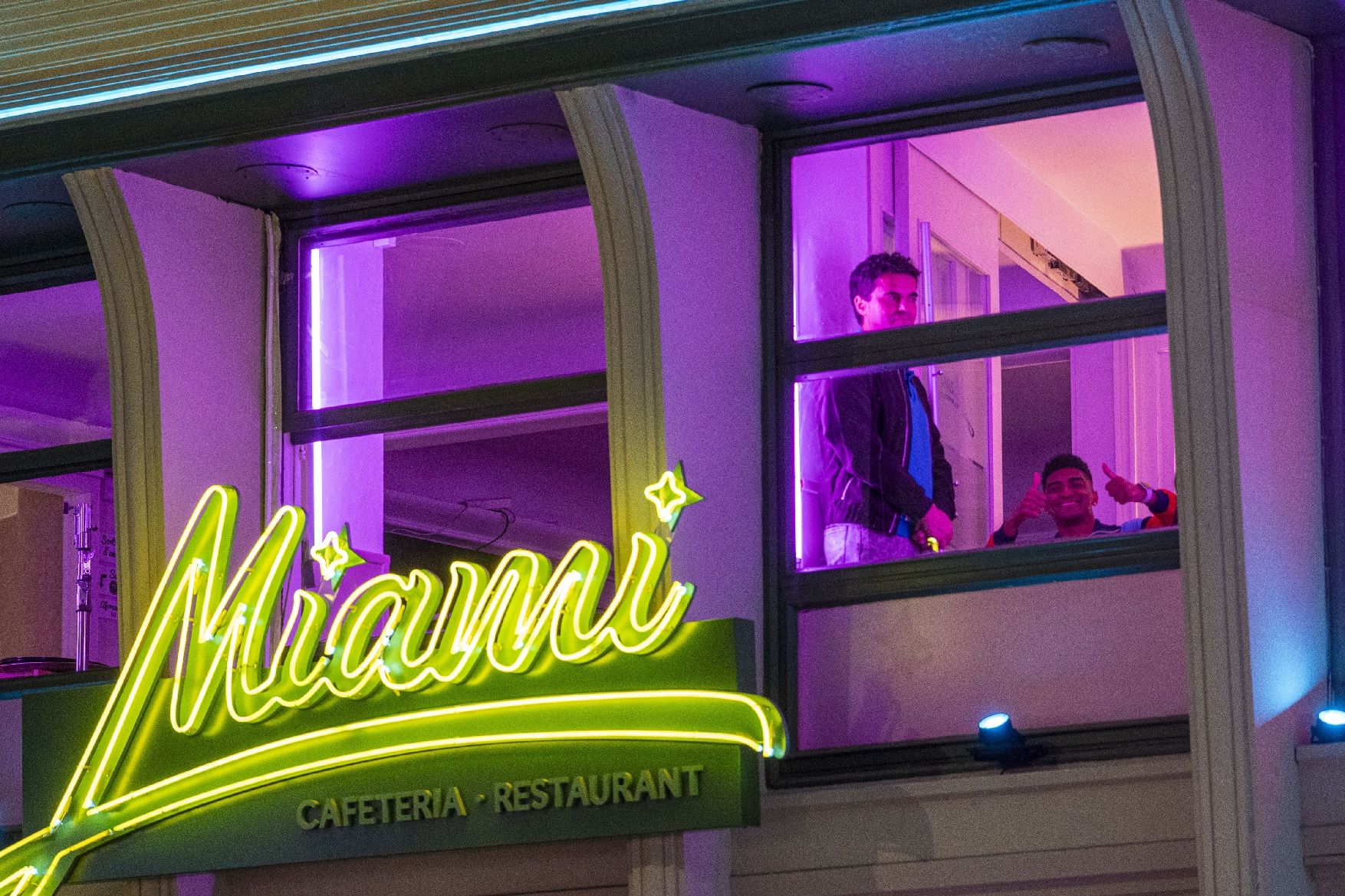 L'entorn del bar Miami de Manresa acull aquest divendres al vespre el rodatge d'un anunci publicitari