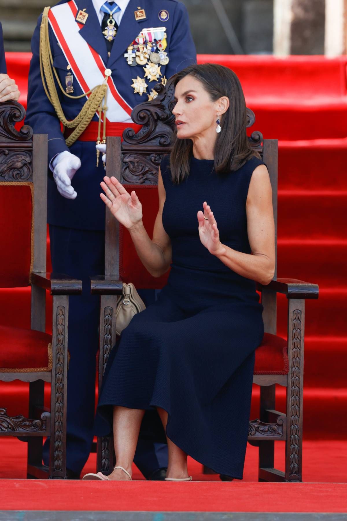 La reina Letizia, sentada, mientras que don Felipe VI y la princesa Leonor permanecen de pie