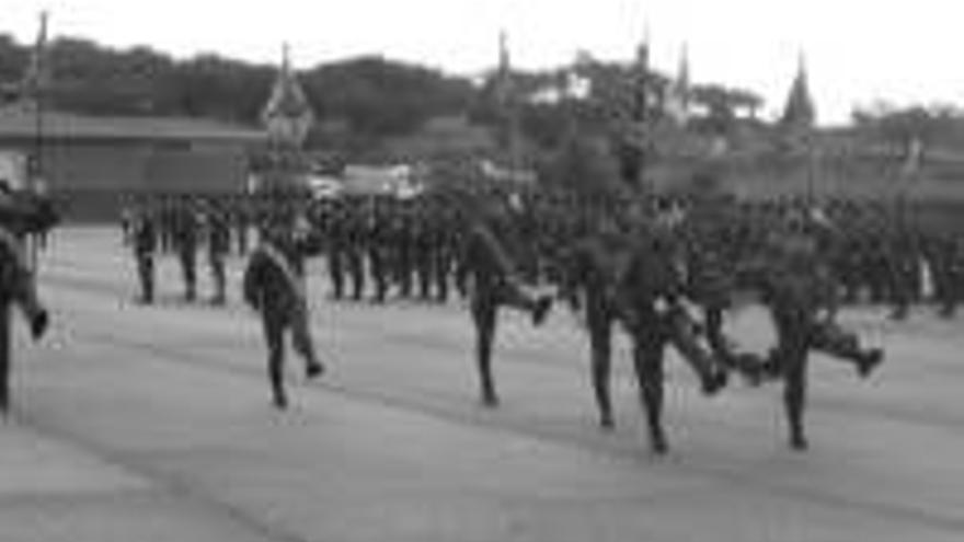 Desfile en Bótoa por la patrona de Artillería