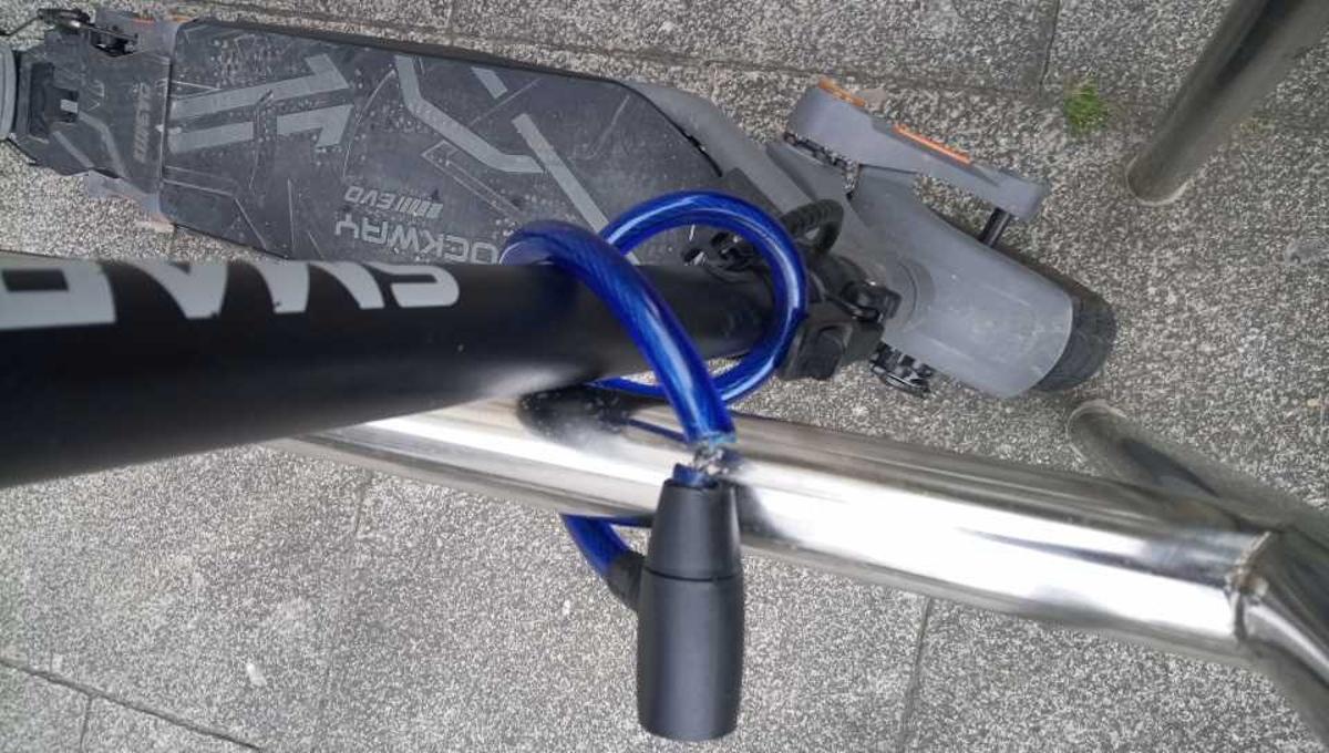 El patinete estaba estacionado en la calle Regueiro de Vigo.