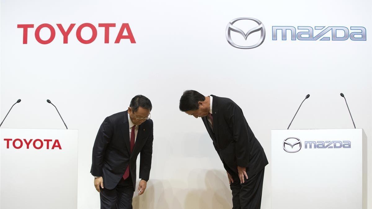 Los presidentes de Toyota y de Mazda, en la presentación de la alianza.