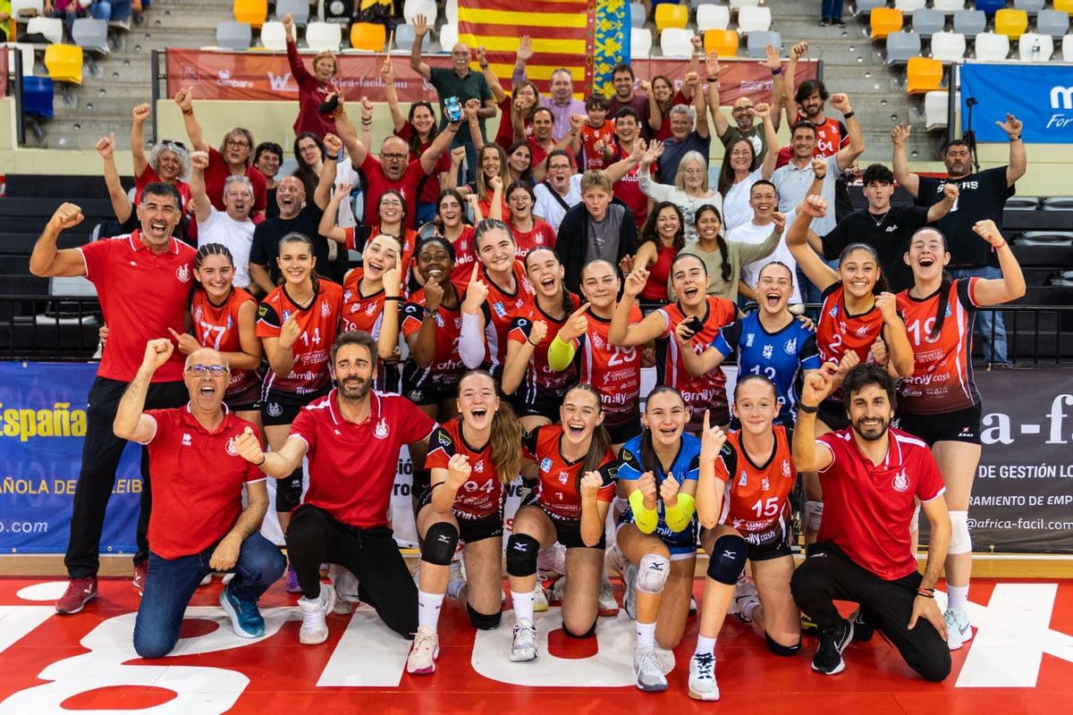 Celebracion con la aficion del Voleibol Xàtiva.