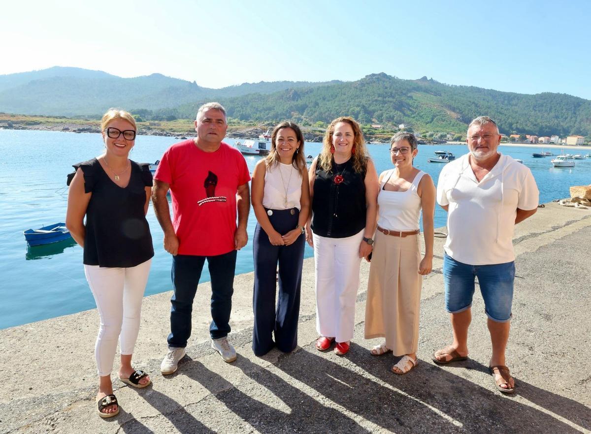 Marta Villaverde, terceira pola esquerda, con representantes da confraría de Camelle, en Camariñas.