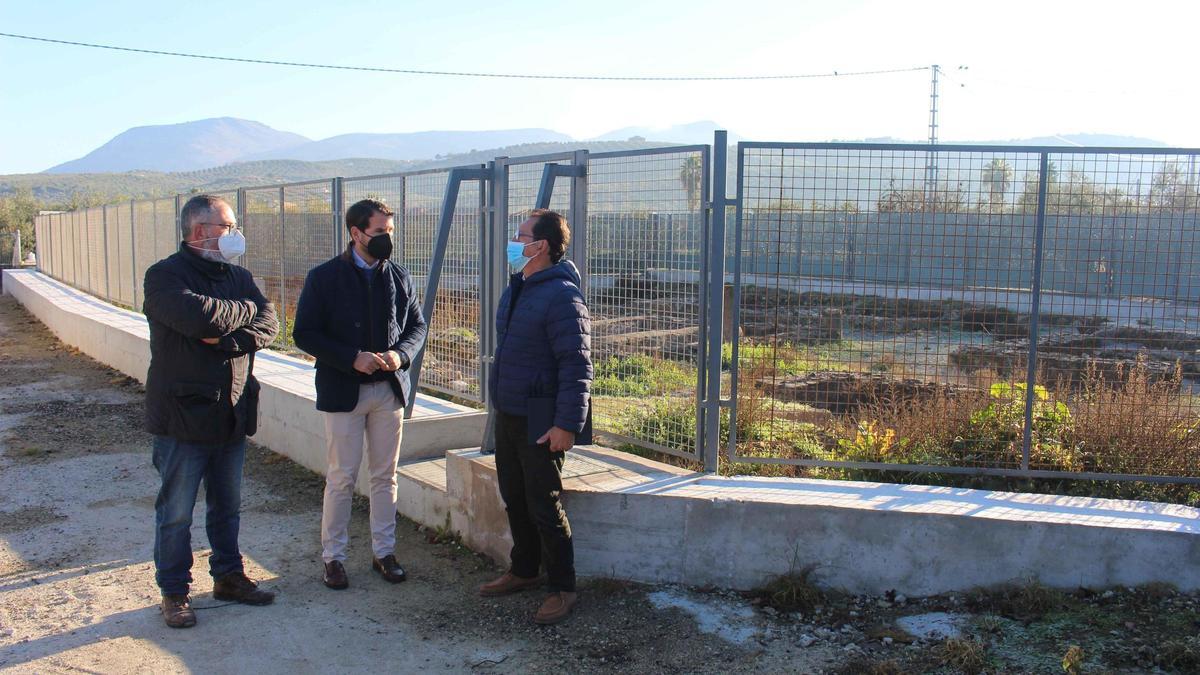 Fernando Priego, con Francisco Casas y Antonio Moreno en el yacimiento de la villa del Mitra.