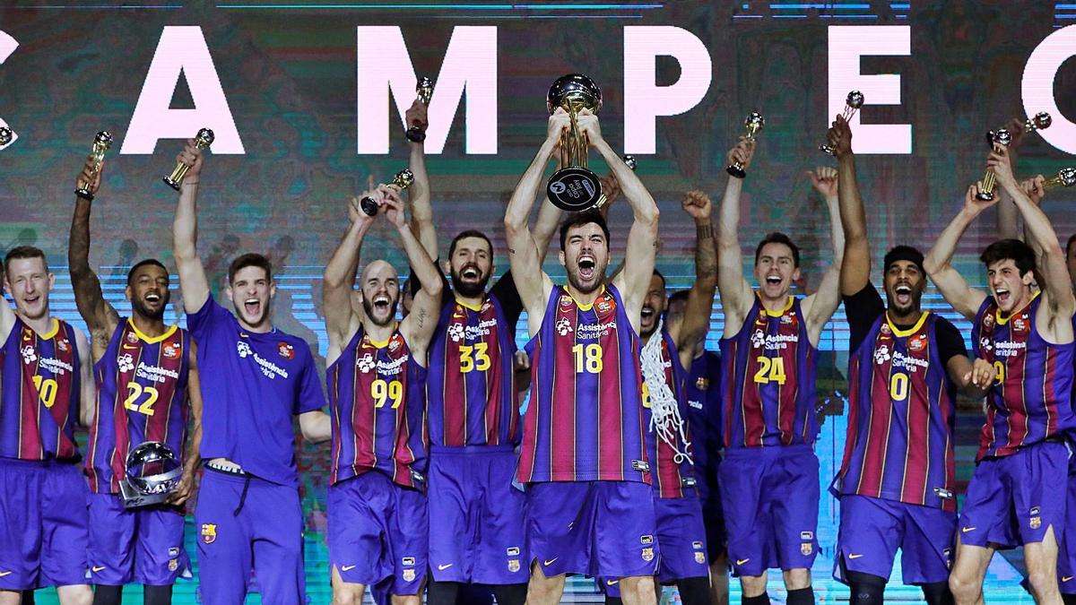 El capitán del Barcelona, Pierre Oriola, levanta el trofeo delante de la plantilla. |  // JUAN CARLOS HIDALGO