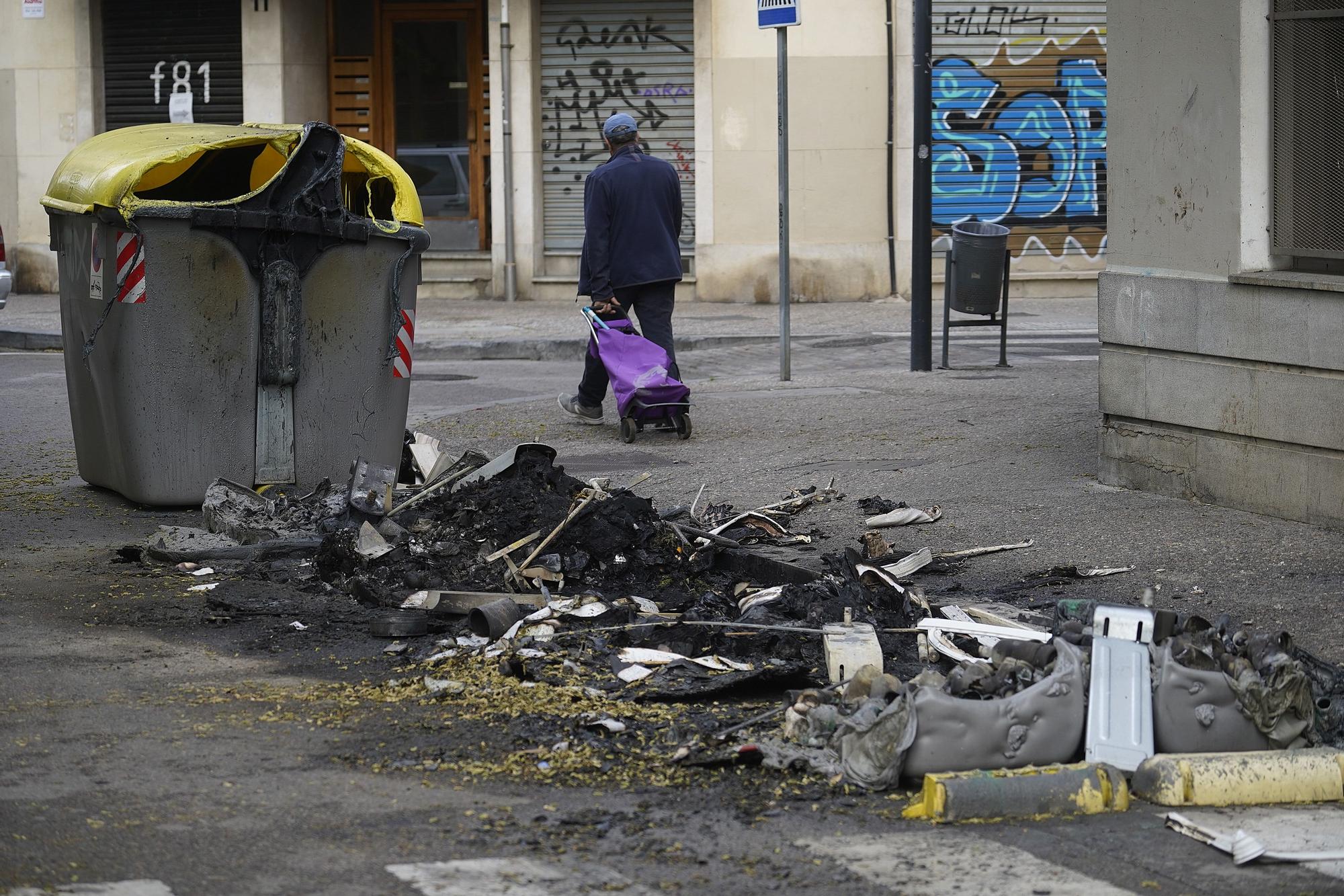 Cremen una vintena de contenidors a Girona i causen danys en façanes i vehicles