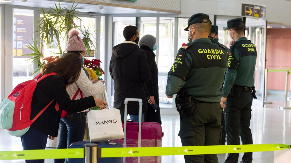 Agentes de la Guardia Civil en el aeropuerto de Ibiza.