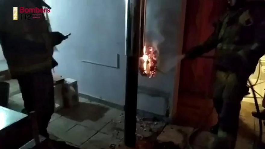 Susto en Dénia al echar humo las paredes de una casa