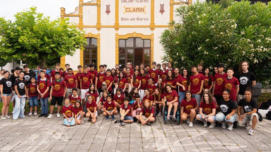 Alumnado del curso, junto al claustro de profesores, en el teatro Clarín. | JUAN VEGA