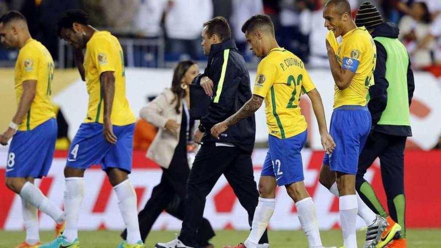 Los jugadores brasileños abandonan cabizbajos el campo tras ser eliminados de la competición por la selección de Perú. // Efe