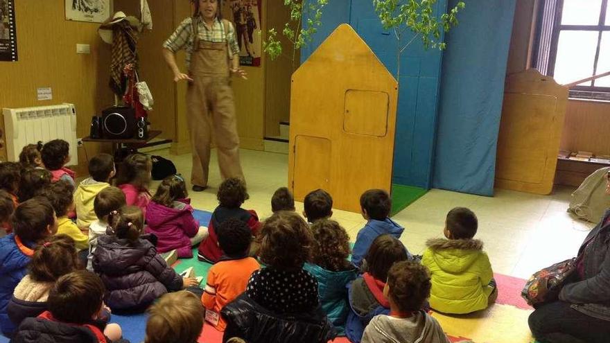 Actividad de fomento de la lectura en la biblioteca municipal Rosalía de Castro, de Santa Cruz.