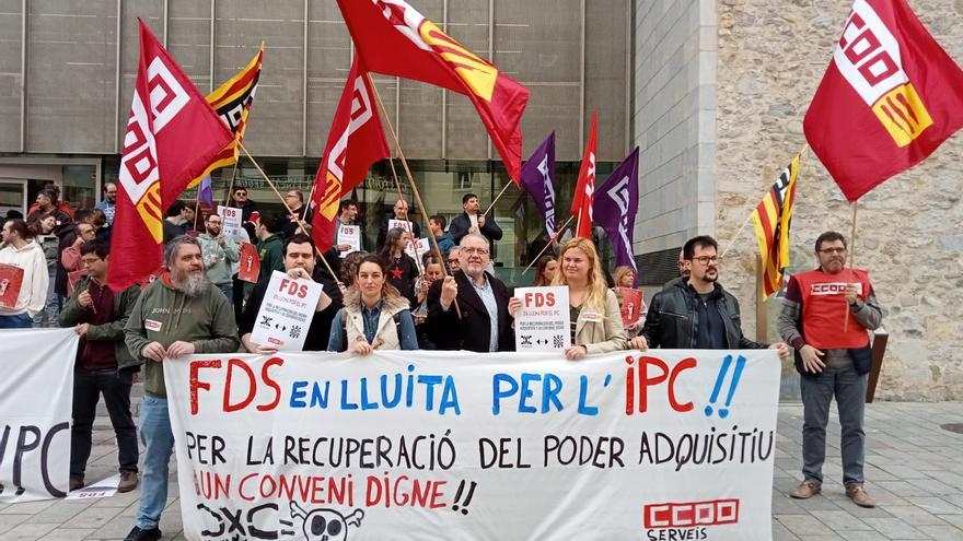 Els treballadors de DXC Technology es concentren davant de la seu de la Generalitat