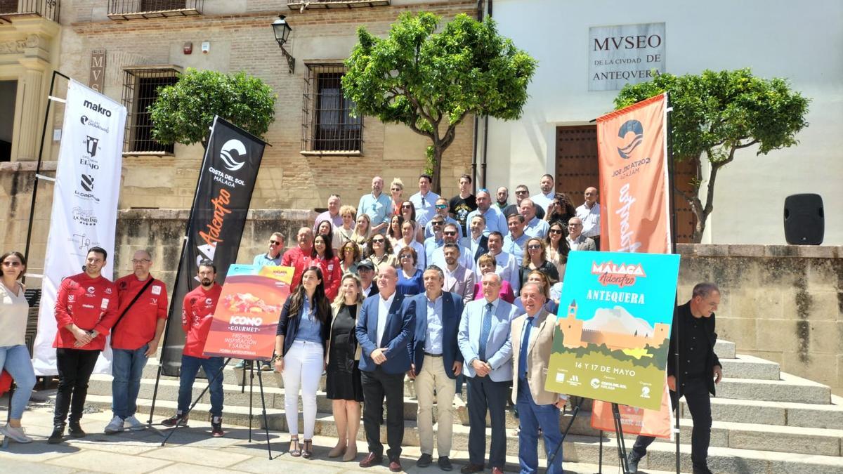Foto de familia de autoridades y participantes en la iniciativa 'Málaga Adentro'.