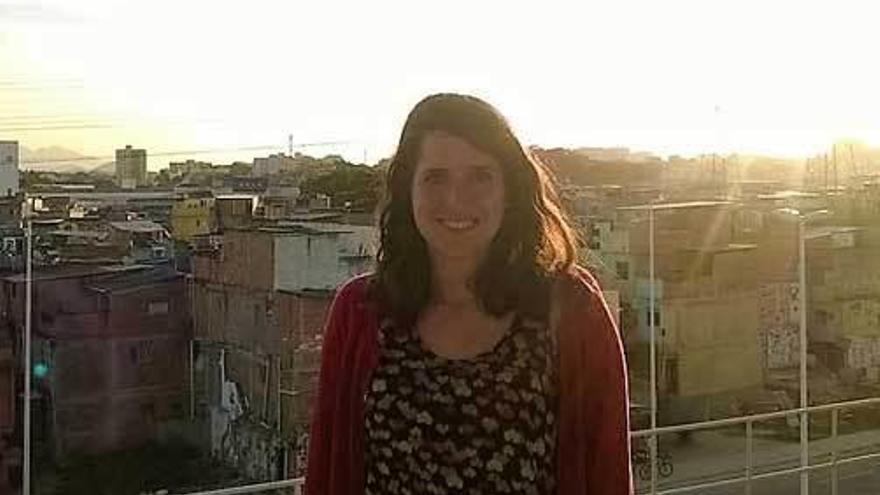 Raquel Medialdea, biotecnóloga asturiana que trabaja en el centro de referencia para el virus del zika de Brasil, con las favelas de Río a su espalda.