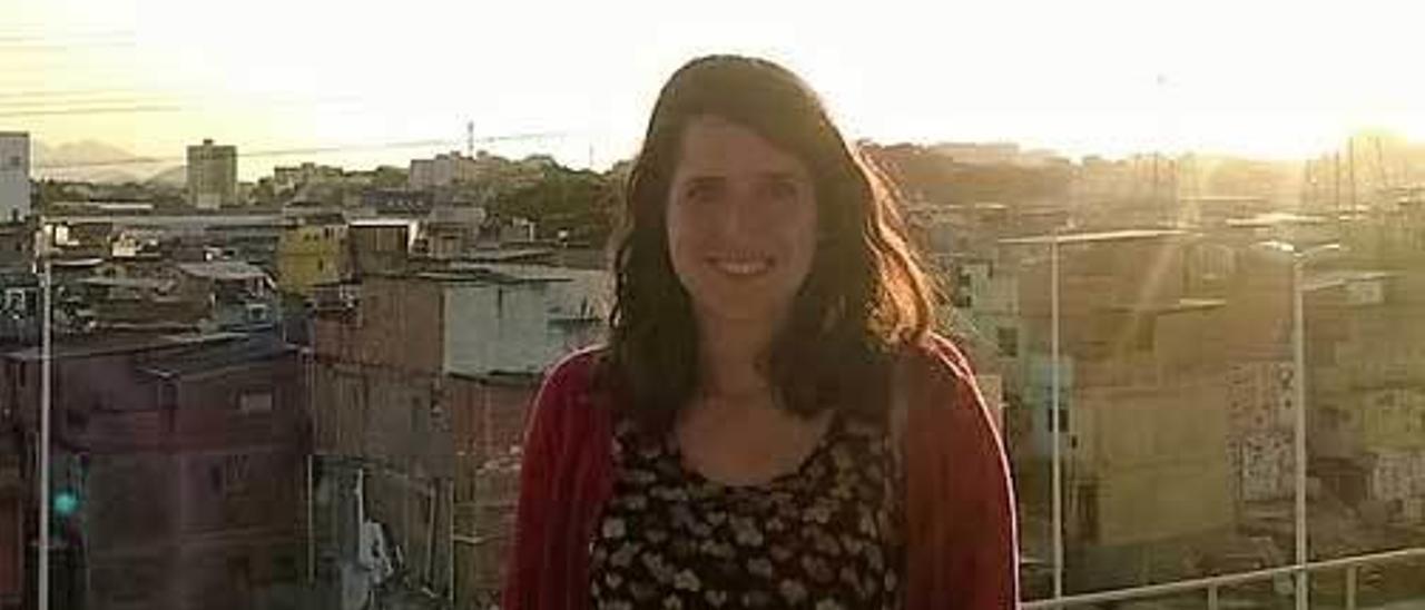 Raquel Medialdea, biotecnóloga asturiana que trabaja en el centro de referencia para el virus del zika de Brasil, con las favelas de Río a su espalda.