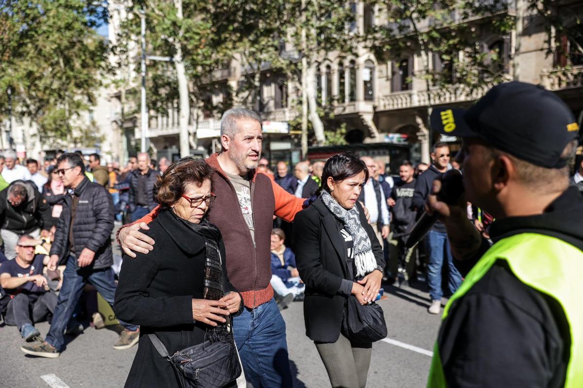 Familiares de Carlos, el taxista que murió tras ser agredido, en la marcha lenta de taxis de Barcelona