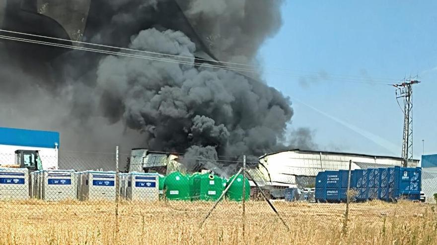 Incendio en la planta de Empremasa en Dos Torres