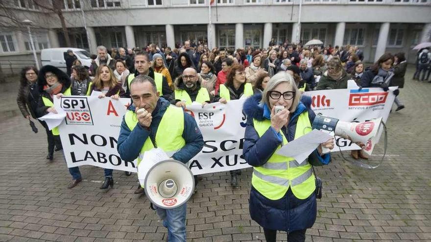 Manifestación que recorrió ayer los juzgados de A Coruña.