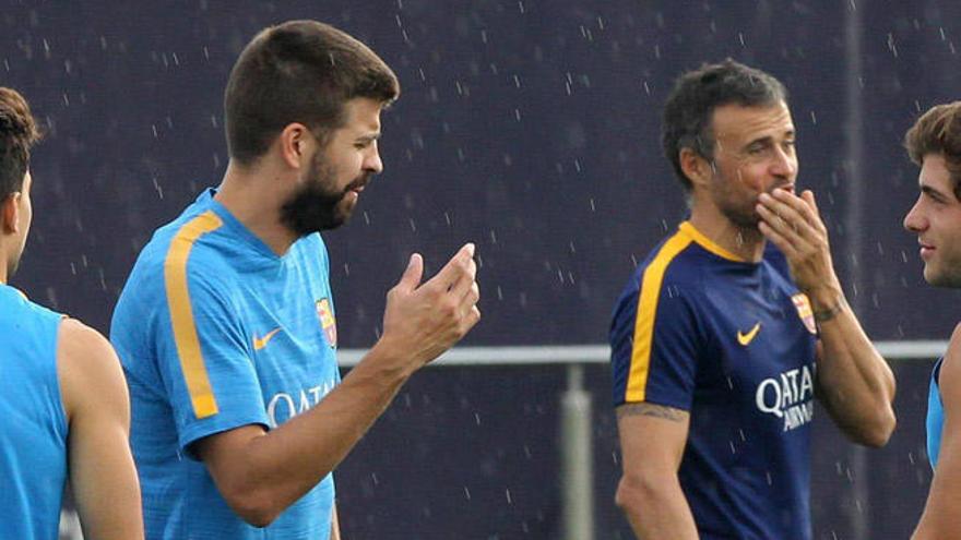 Piqué, que será baja por sanción, y Luis Enrique en el entrenamiento de ayer.