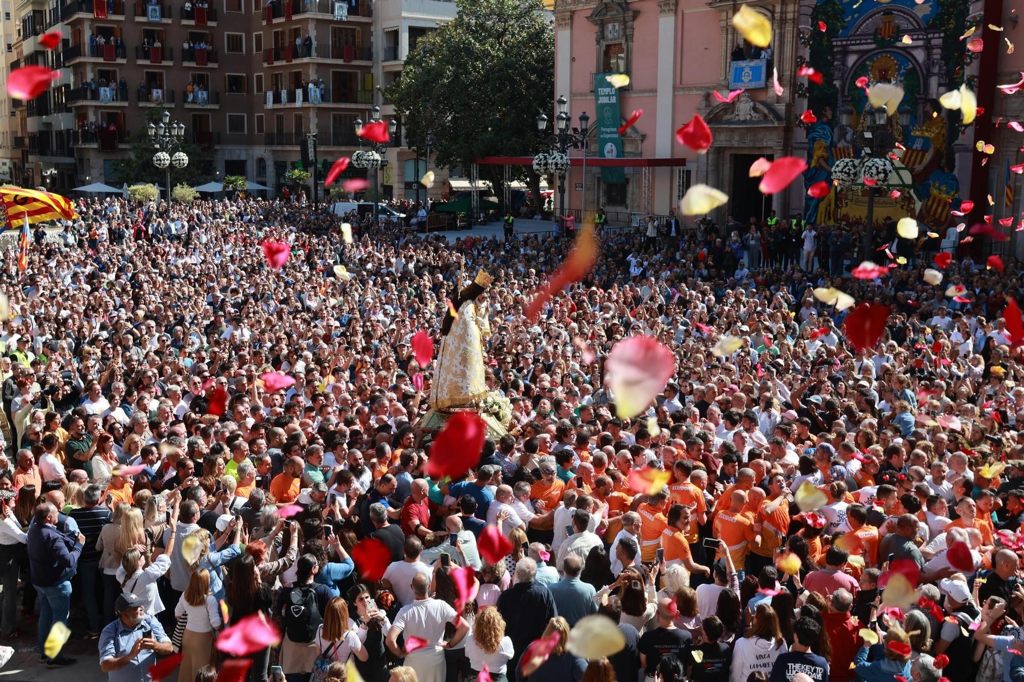 FOTOGALERÍA | Una multitud arropa a la Virgen de los Desamparados en su traslado a la Catedral