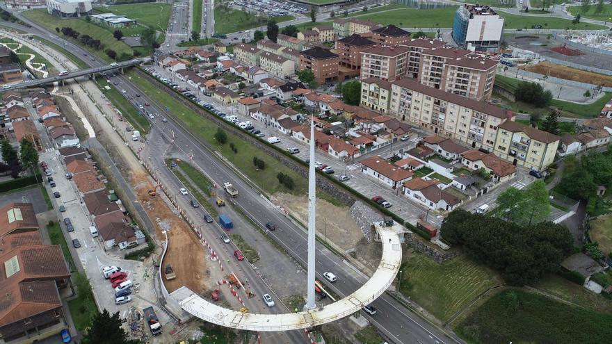 La glorieta de Santullano toma forma (y abrirá en un mes) mientras el imponente arpa ya está casi a punto (y así se ve a vista de dron)