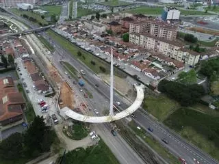 La glorieta de Santullano toma forma (y abrirá en un mes) mientras el imponente arpa ya está casi a punto (y así se ve a vista de dron)