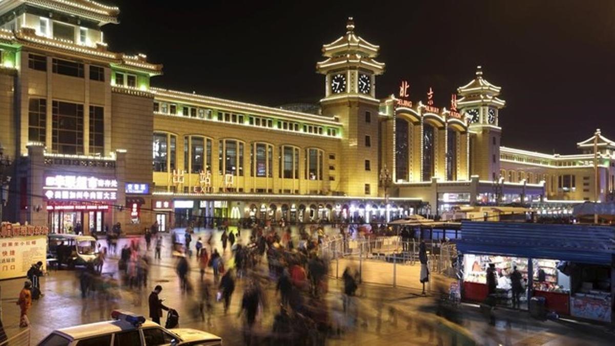 amadridejos32685114 passengers arrive at beijing railway station for t160206181145