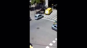 Un policía protege la zona después del intento de atraco de este martes.