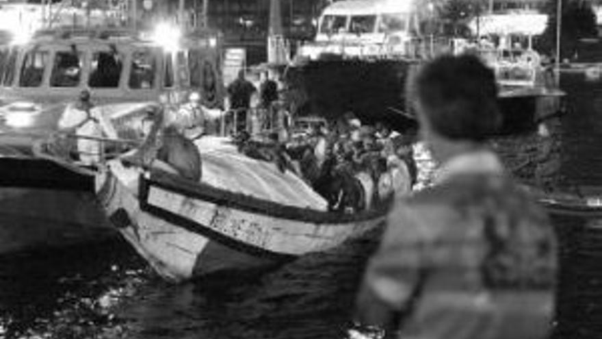 La llegada masiva de cayucos a las islas Canarias atrae a los turistas