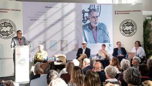 El físico y escritor Juan José Gómez Cadenas junto a Monika Zgustova, Francisco Ferrer Lerín, aloma Díaz-Mas, Carles Casajuana y la editora Claudia Casanova en una charla dedicada a los humanoides.