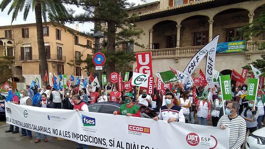 Manifestación frente al Consolat de Mar contra los recortes de sueldos a los funcionarios