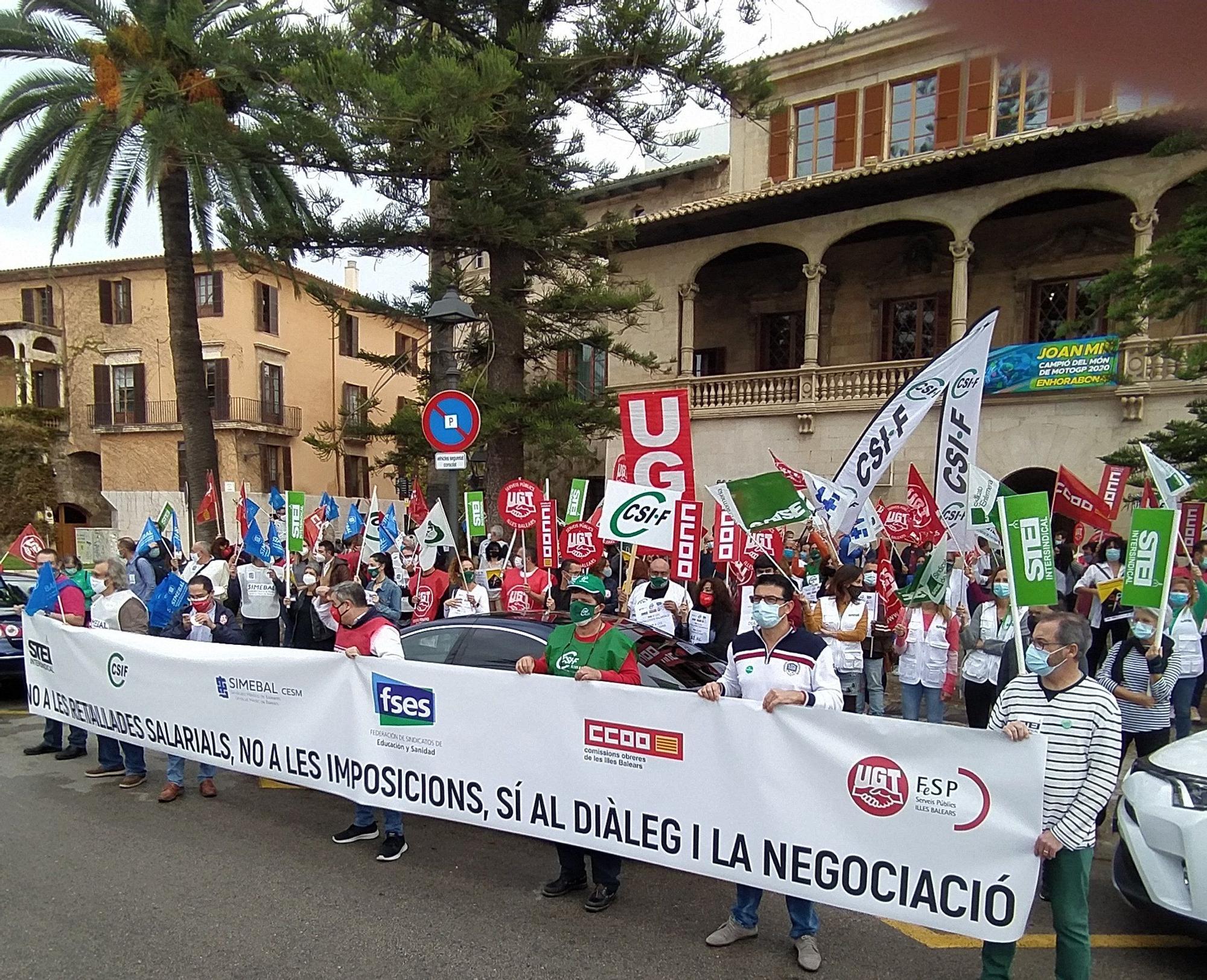 Manifestación Frente Al Consolat De Mar Contra Los Recortes De Sueldos A Los Funcionarios 3054