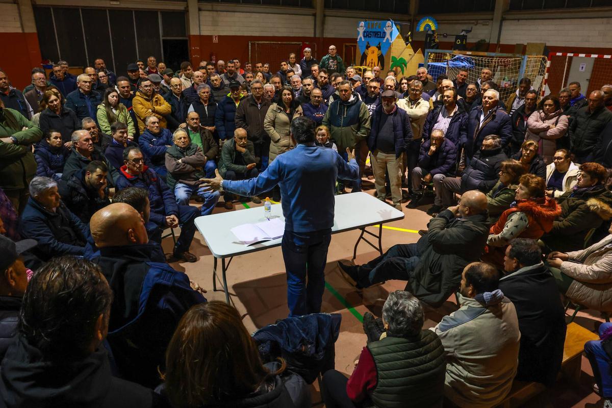 La charla informativa organizada por Unións Agrarias en Castrelo (Cambados), anoche.