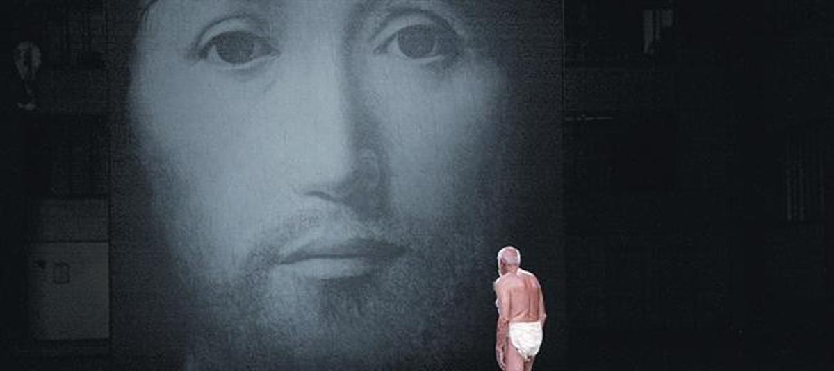 L’actor Gianni Plazzi, en una escena del muntatge de Romeo Castellucci, que arriba avui al Teatre Lliure. L’actor Gianni Plazzi, en una escena del muntatge de Romeo Castellucci, que arriba avui al Teatre Lliure.