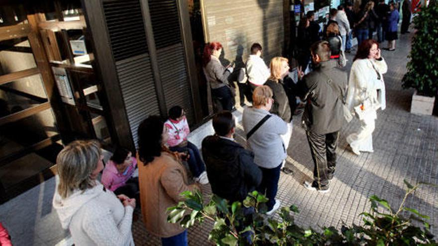 Parados esperan a las puertas del INEM.