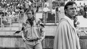 Johan Cruyff junto a Carles Rexach en un partido de pretemporada en Holanda