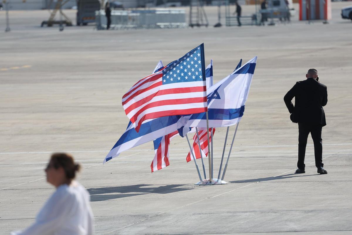 Cientos de personas aguardan en Tel Aviv el regreso de los rehenes liberados por Hamás