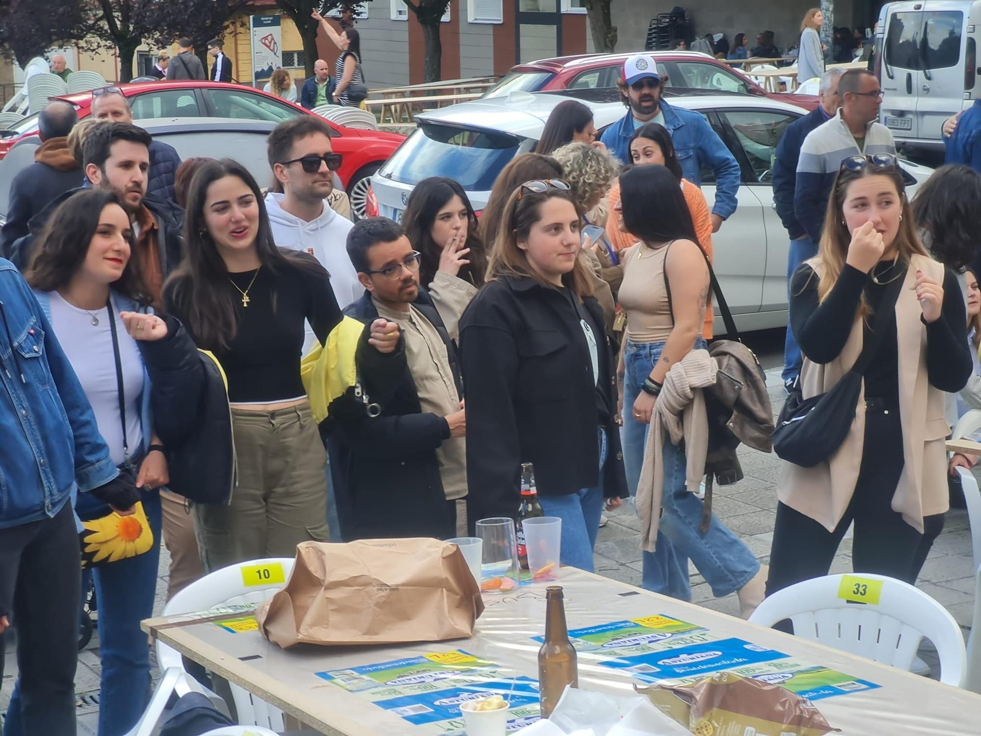 EN IMÁGENES: La comida popular de las fiestas del Puchero de Villalegre, en Avilés