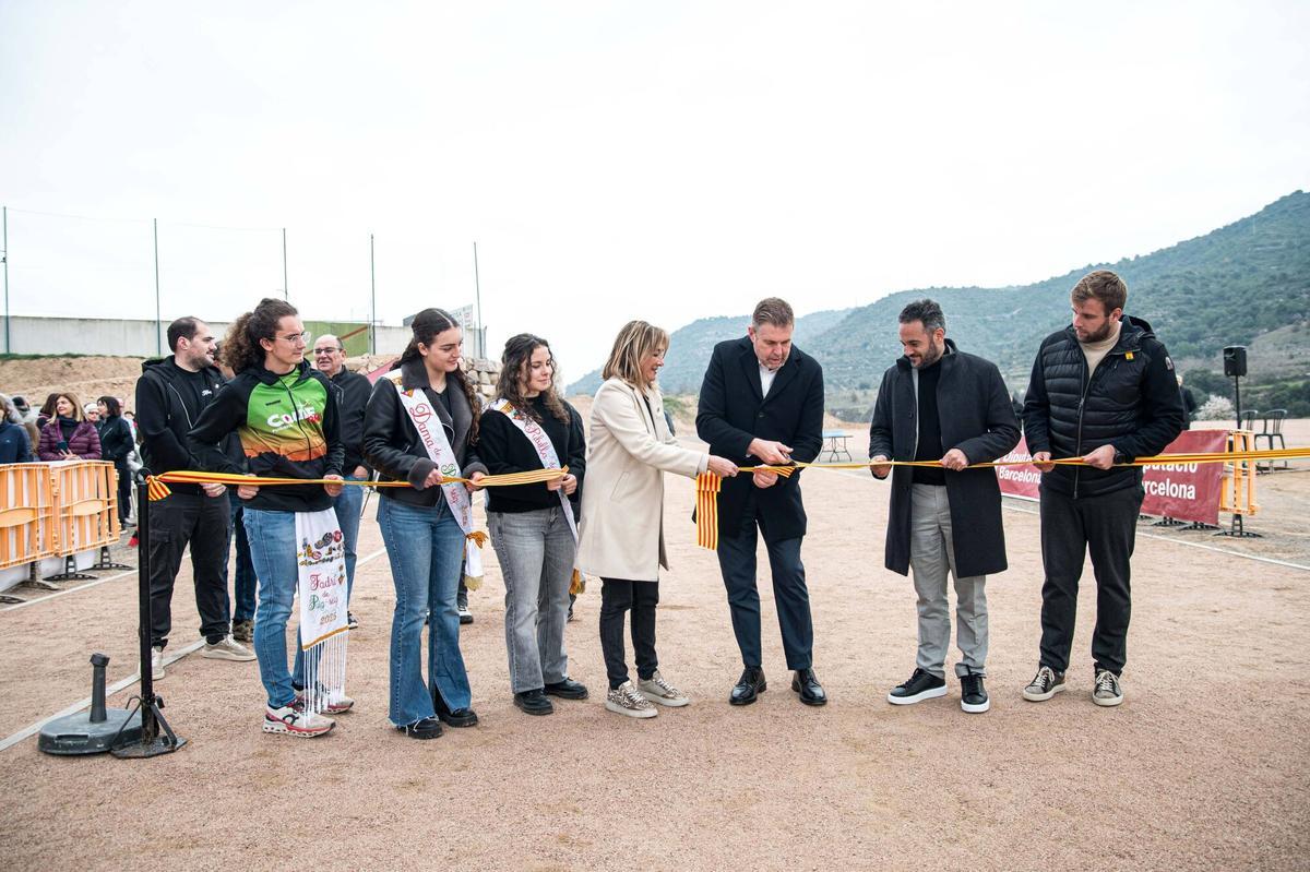 Imatges de la inauguració de la nova pista d'atletisme de Puig-reig