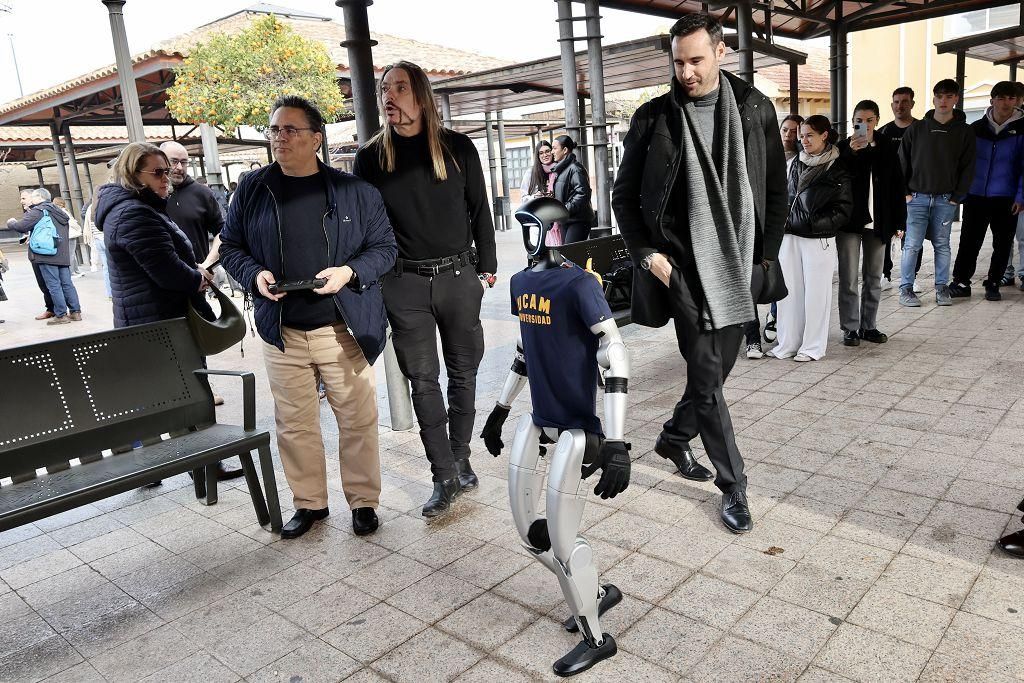La demostración de los dos robots que han estado este martes en el Campus de Los Jerónimos de la UCAM, en imágenes