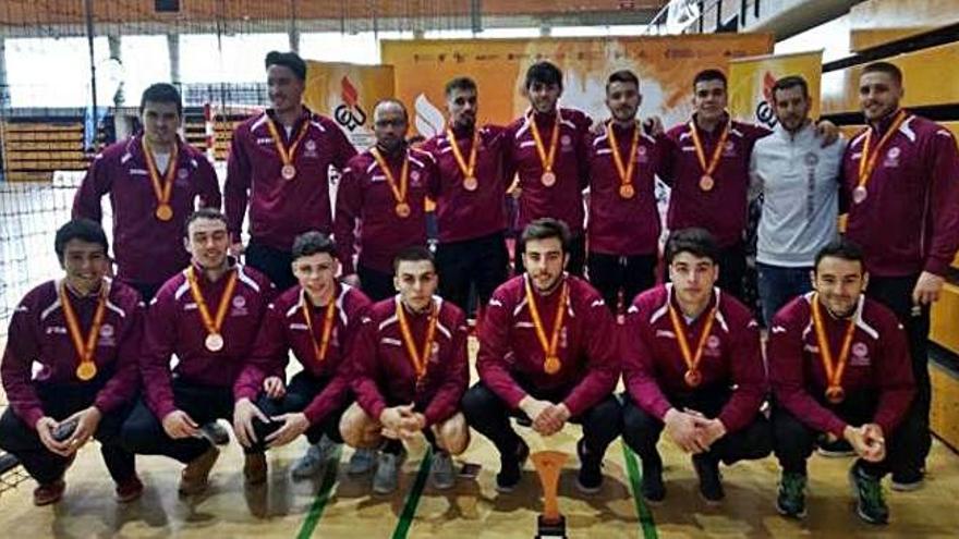 La plantilla del equipo de balonmano de la USAL, tercer clasificado nacional, en Valencia.