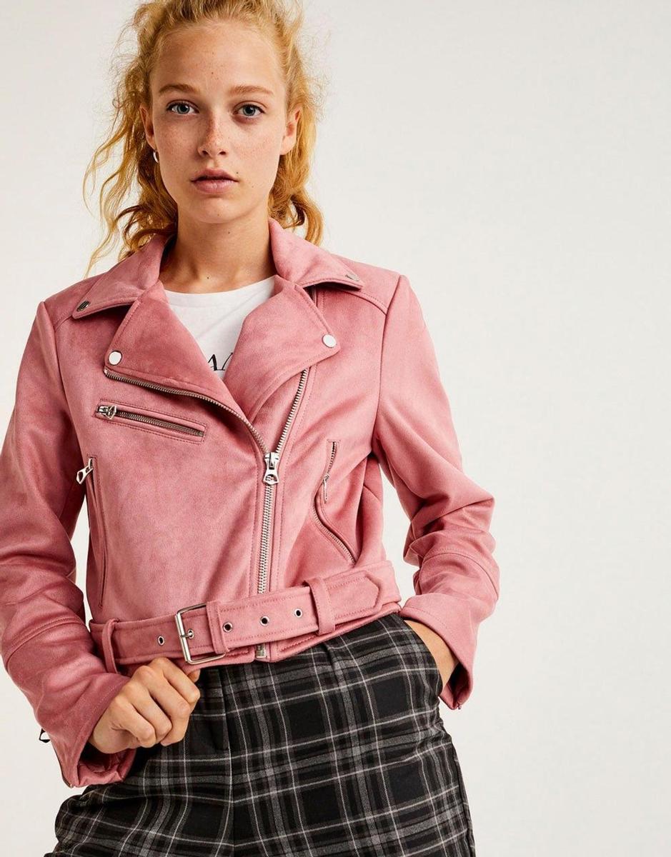 Cazadora biker rosa de Pull &amp; Bear (Precio: 39,99 euros)