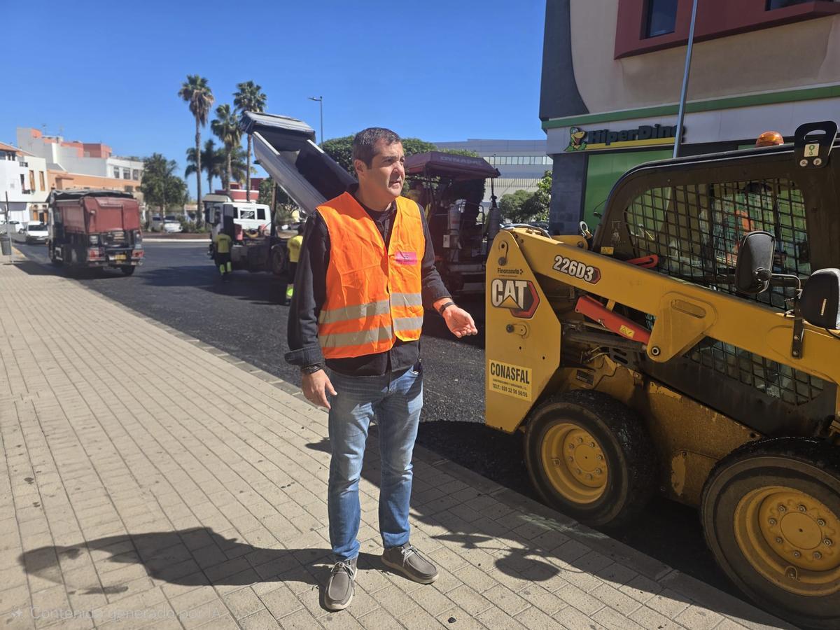 Iván Sánchez, edil del área de Infraestructura del Ayuntamiento de Telde junto a las máquinas de asfaltado.
